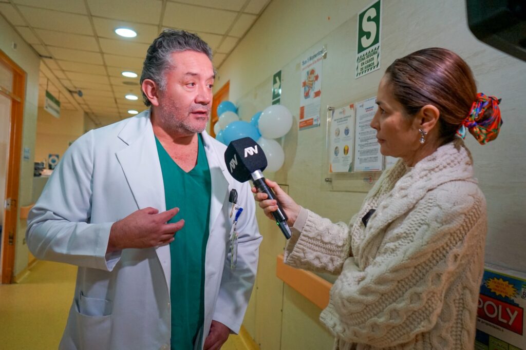 Dr. Víctor Gómez durante la entrevista en el Hospital del Niño