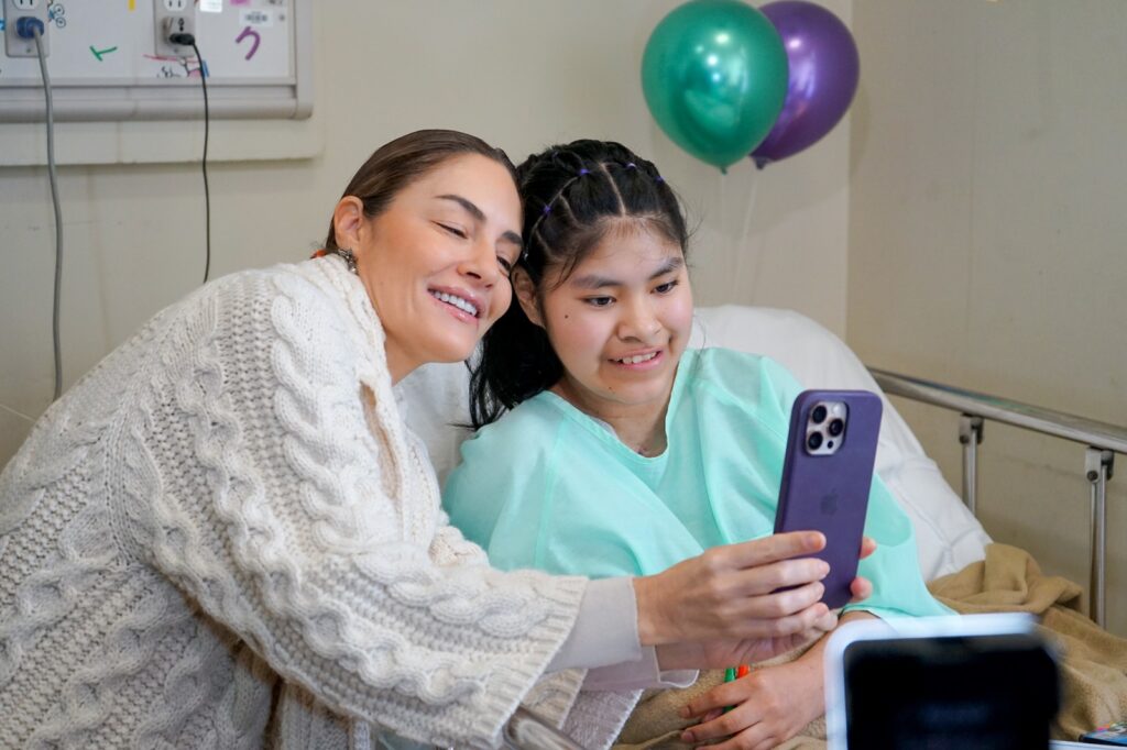 Dr. Víctor Gómez durante la entrevista en el Hospital del Niño